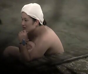 Mollig aziatische rijpevrouw in jacuzzi op de douches voyeur cam nri018 00