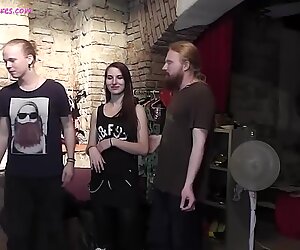 Pollastrella sexy rock prende una sensuale doccia