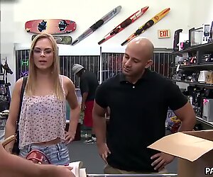 Le ho offerto dei soldi per quella pedina figa - xxx