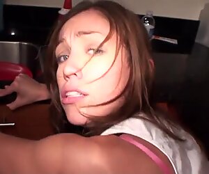 Succhiacazzo dagli occhi azzurri Audrey Rosa fa un po' di testa sul video di punto di vista