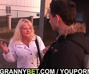 Bionda nonna piace a uno sconosciuto