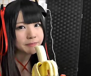 Lei prende una banana