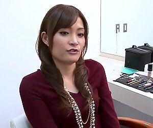 Una troia asiatica nel film Punto di Vista si gode il cazzo in bocca prima di dare sega