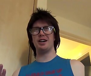Nerd neukt brunette op bureau