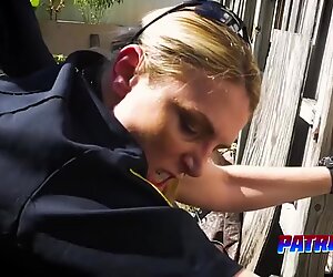 Sexy cops geramd door zwart thief