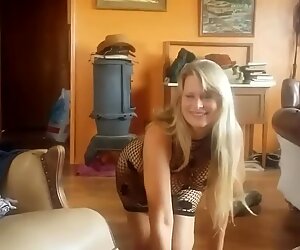 Very sexy Milf loves to suck cock