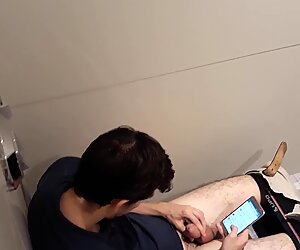 Leke gostoso da faculdade batendo punheta