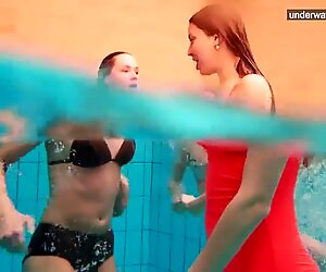 Tre signore nudo si divertono in acqua