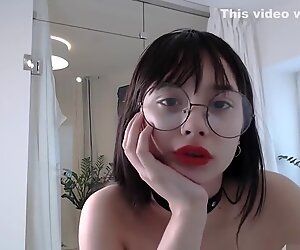 Troia asiatica balla sexy e si spoglia in studio pt9